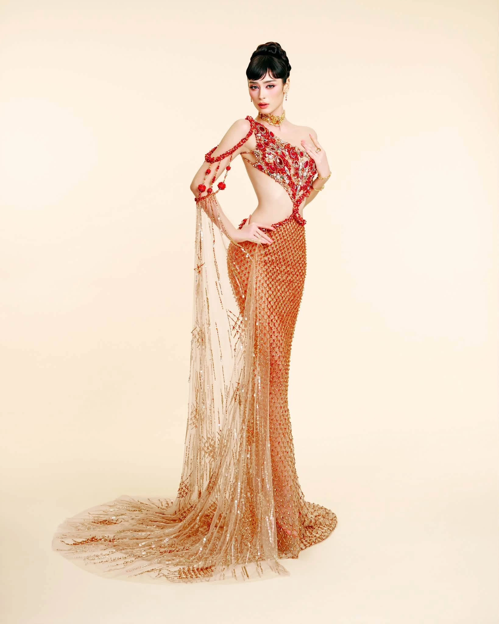 EMOURA PHẠM ĐỔI VÁY SÁT GIỜ BÁN KẾT MISS GRAND